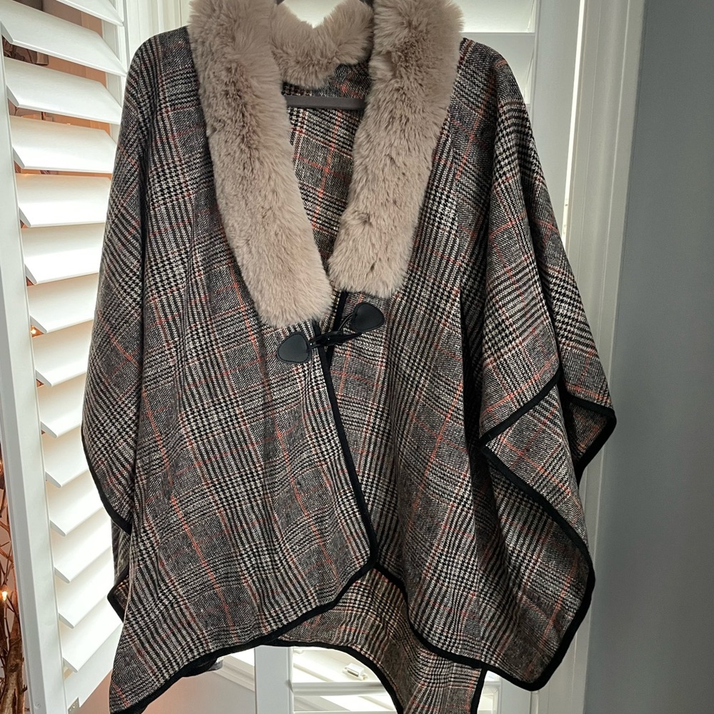 Women’s cape with faux fur collar